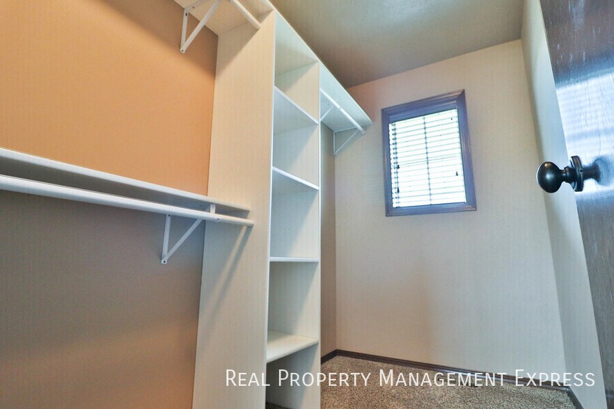 Building Photo - Beautiful 2 Story Townhome with Loads of A...