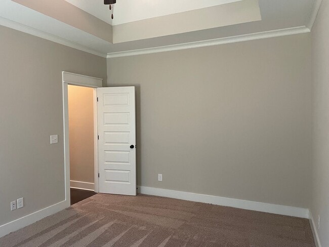 Building Photo - One level home with 2 Car Garage!