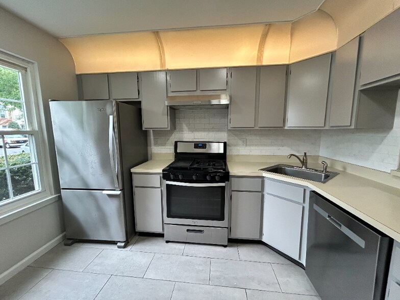 Building Photo - 279 Palombi Ct
