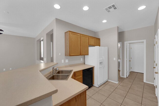 Building Photo - 9432 Santana Siesta Ave