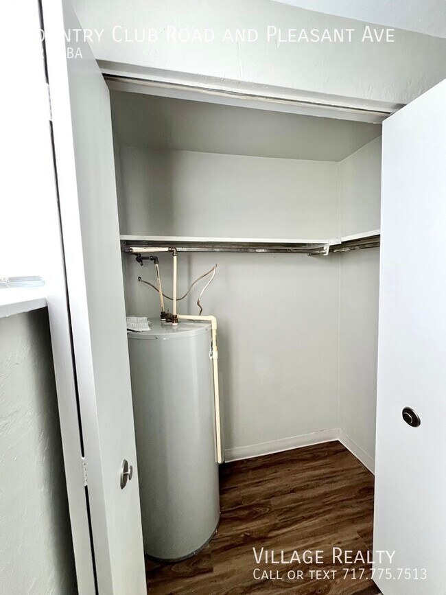 Building Photo - 615 Country Club Rd