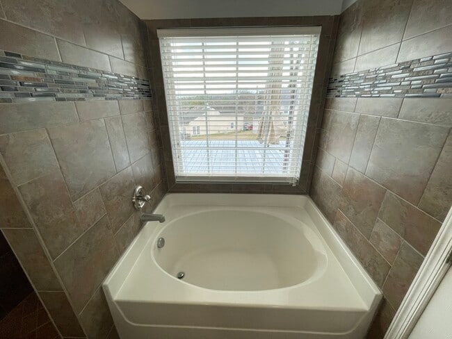 Building Photo - Jordan Ridge Bordeaux area home with bonus...
