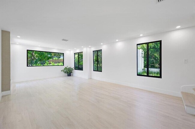 Building Photo - 823 33rd St
