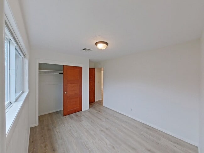 Building Photo - 3 Bedroom Family Home in the Harlow Street Bridge Area