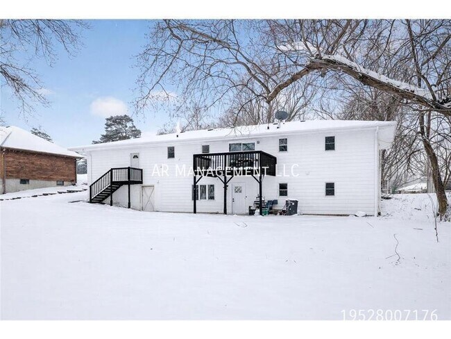 Building Photo - 10920 Oak Knoll Terrace N