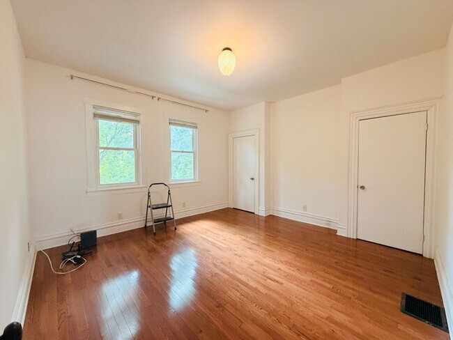 Building Photo - Lovely 3 story home with en-suiteS and private outdoor patio!