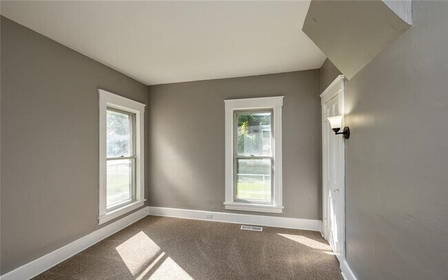 Building Photo - 353 S Maple St