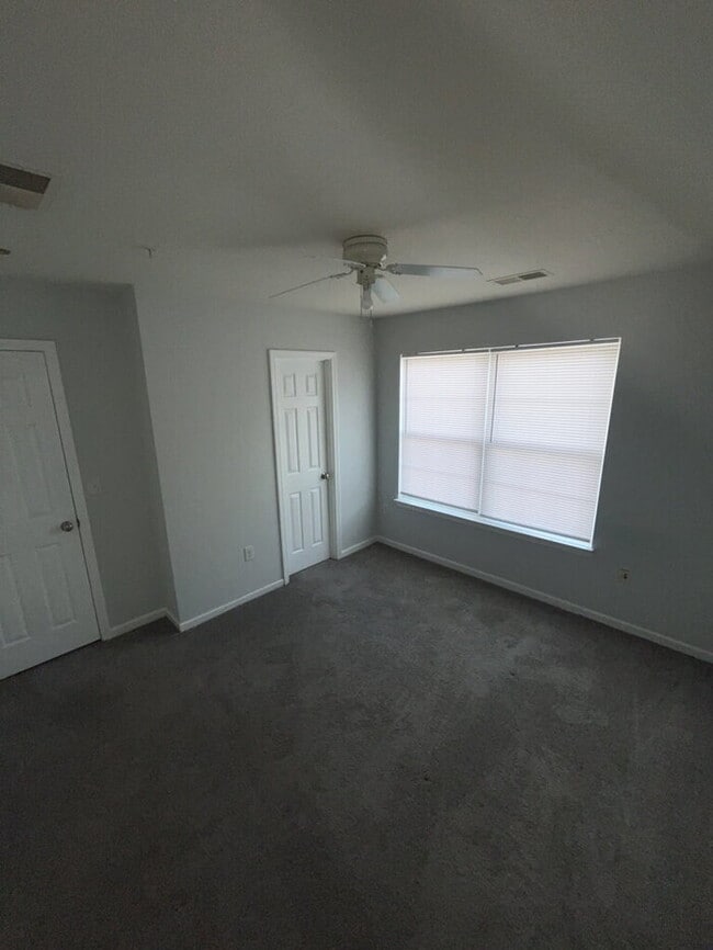 Building Photo - "Charming 1-Bedroom Townhouse Retreat on Campus Drive!"