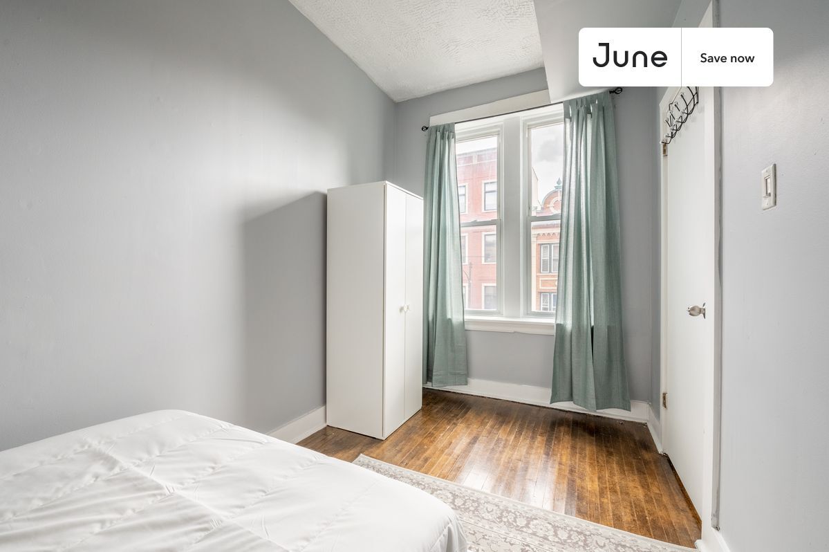 Building Photo - 2250 W North Ave