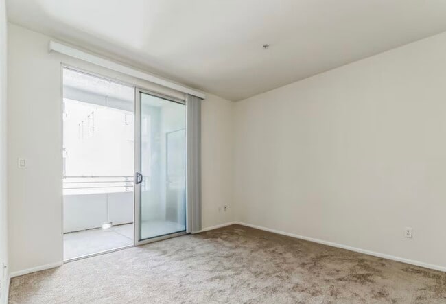 Master with sliding door to balcony - 6400 Crescent Park E