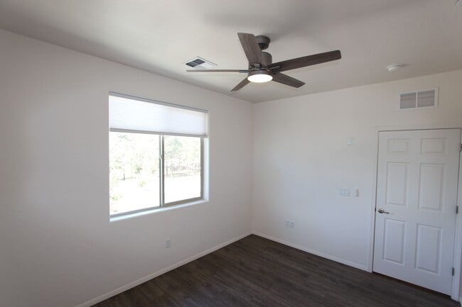 Building Photo - 1650 E Ponderosa Pkwy