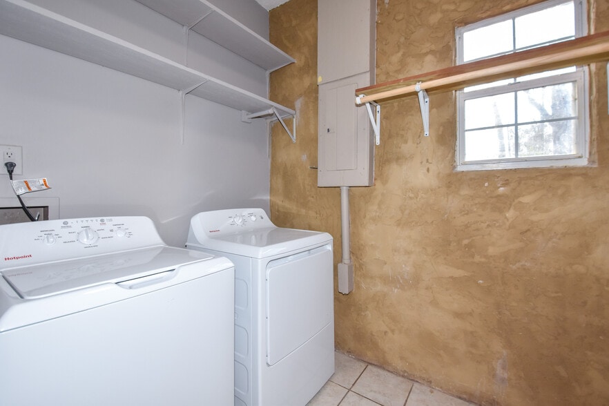 Building Photo - 4526 Rock Springs Rd