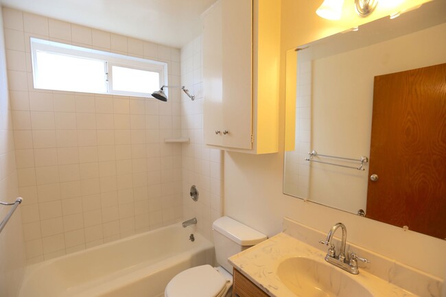 Building Photo - Twin Peaks: 1 Bed Apartment w/ Green View,...