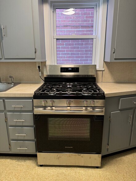 Gas stove - 825 Saint Joseph St