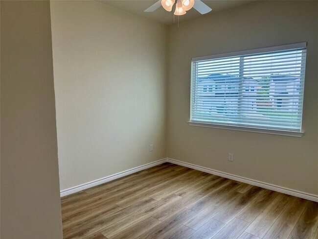 Building Photo - 515 War Admiral Dr