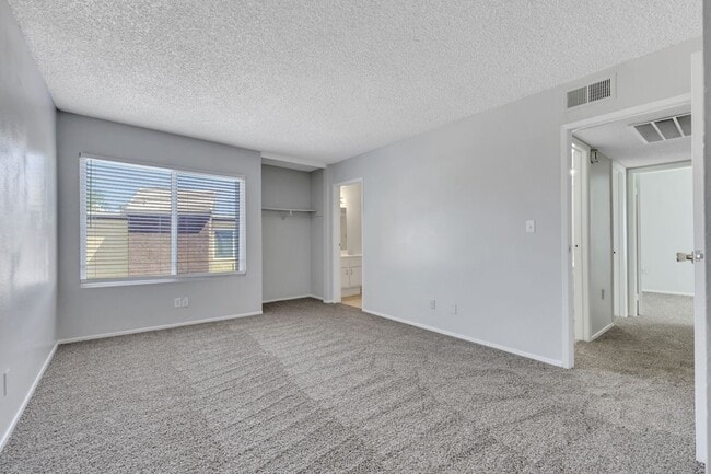 Building Photo - 1520 Hialeah Dr