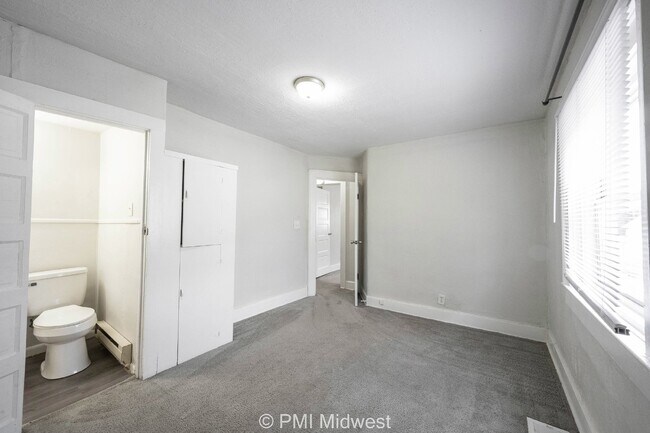 Building Photo - Charming 2-Bed, 2-Bath Duplex in Indianapolis
