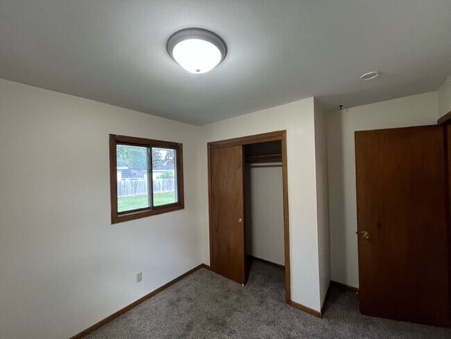 Building Photo - 425