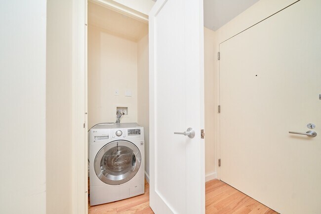 Building Photo - Gorgeous Two Bedroom with Floor to Ceiling Windows