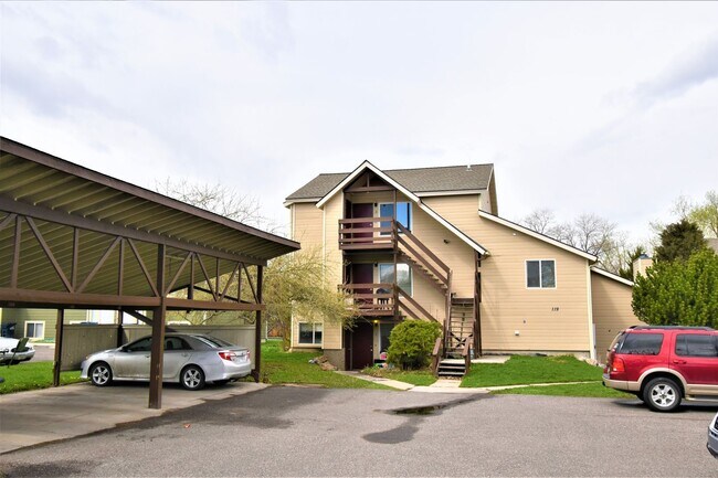 Primary Photo - Pet Friendly! Top Floor Apartment! Conveni...
