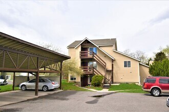 Building Photo - Pet Friendly! Top Floor Apartment! Conveni...