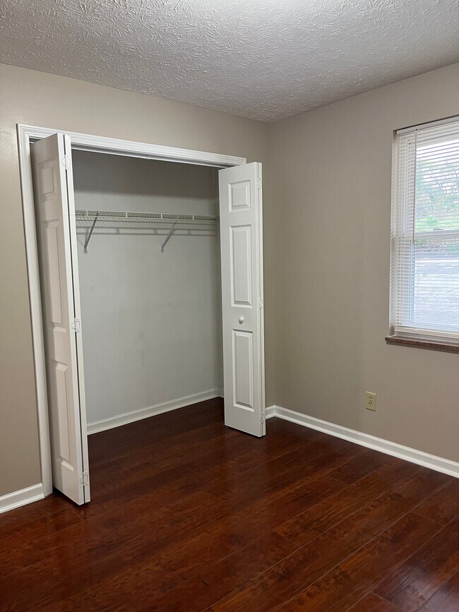 Building Photo - 480 E Red Bud Rd