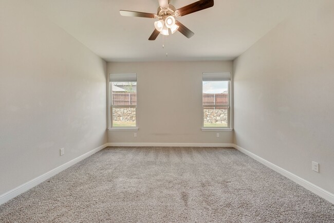 Building Photo - Beautiful move in ready in Haslet!