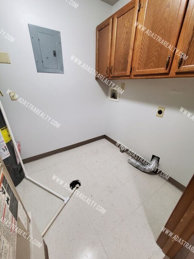 Building Photo - Affordable 2 Bedroom/2 Bath in Raymore-Available in MAY!!