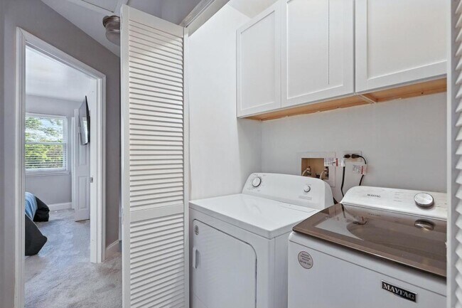 Building Photo - 2621 Wingate Ct