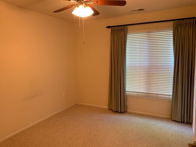 Building Photo - Luxury 1 bedroom 1 bath condo with great amenities