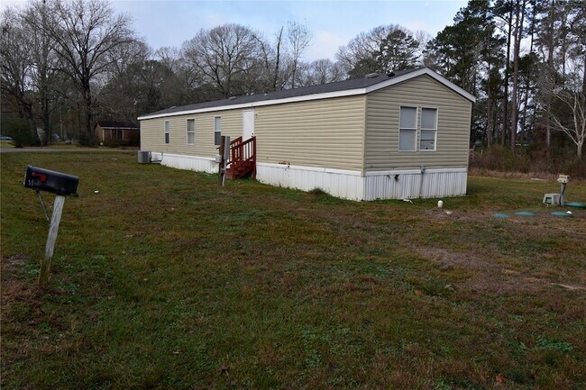 Building Photo - 2 Lakeview Ln