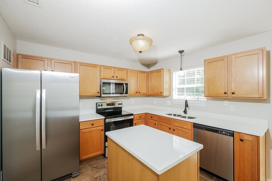 Building Photo - 8325 Bluestem Ln