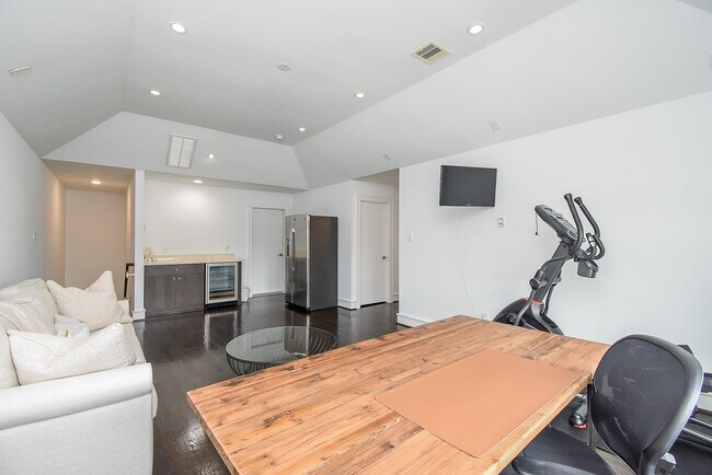 Building Photo - 1211 Rosine St