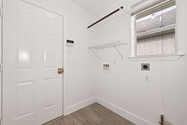 Building Photo - 3143 Oakwood Run Dr