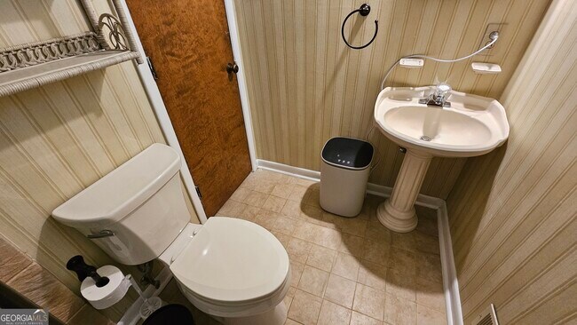 Building Photo - 810 Joy Dr