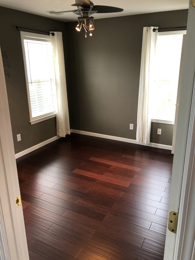 Building Photo - 1132 Summerville Cir