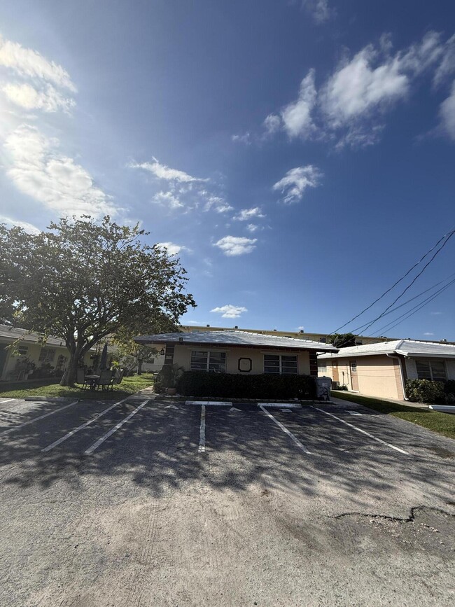 Building Photo - 337 SE 12th Ave