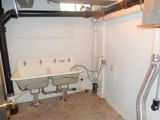 Building Photo - 106 Byron Pl