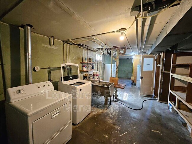 Building Photo - 224 N Russet St