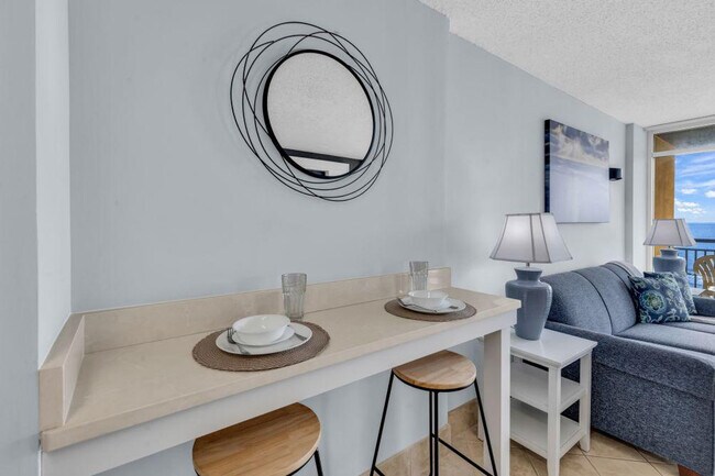 Building Photo - 647 N Creekside Dr