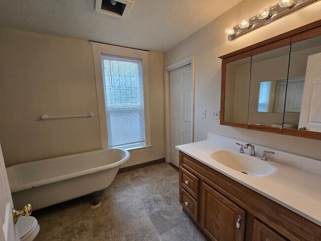 Building Photo - South Hill Home!! Available Now!