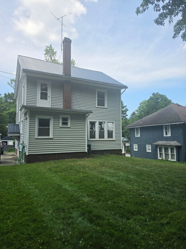 Building Photo - Kent Ohio 2 Bedroom 1.5 Bath 2 Bonus Rooms.