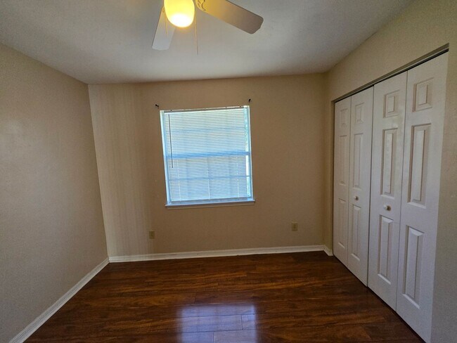 Building Photo - 3/2 in Northridge