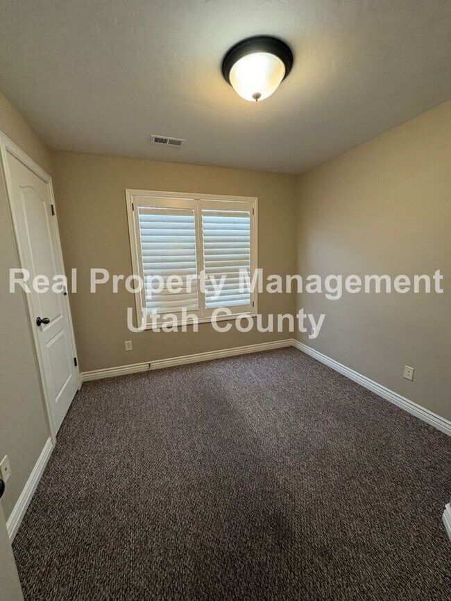 Building Photo - 581 S 2220 W