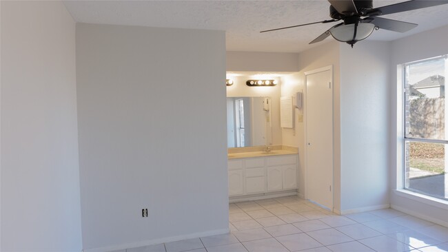 Building Photo - 9102 Benthos Dr