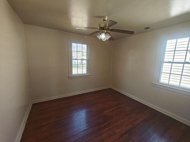 Building Photo - 2 bedroom home