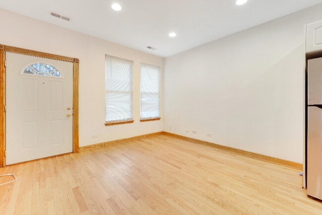 Building Photo - 2425 N Greenview Ave
