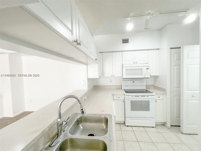 Building Photo - 17150 N Bay Rd