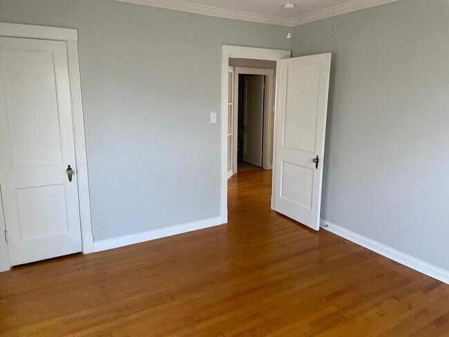 Building Photo - Remodeled Broadmoor Beauty