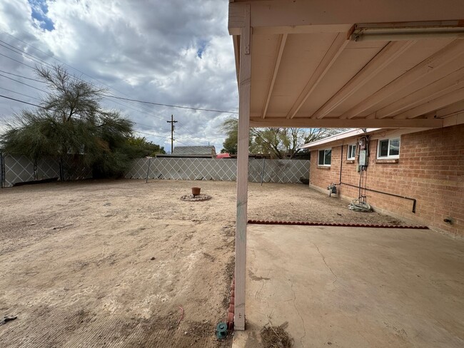 Building Photo - Large 4Bdm 2Ba home, huge yard, lots of st...